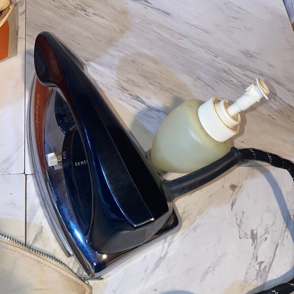 GE Travel Spray Steam & Dry Vintage Iron F47 - Picture 14 of 14